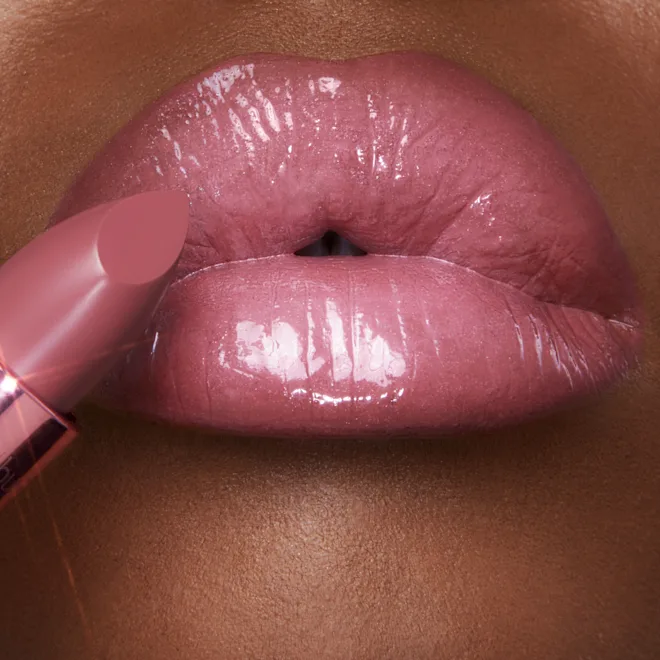 БЕСТСЕЛЕР Зволожувальна пастельна помада з сатиновим фінішем Charlotte Tilbury K.I.S.S.I.N.G RED CARPET PINK A Sumptuous Pastel Pink Lipstick in My Moisturising Formula with a Soft Satin Shine Finish, Encased in a Pink Tube!